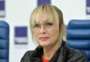 В 71 год Лайма Вайкуле поражает своих поклонников смелым внешним видом : кожаными брюками, стильной курткой и новым цветом волос.